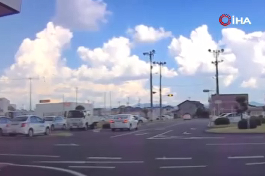 Japonya’da şiddetli rüzgar park halindeki aracı metrelerce sürükledi