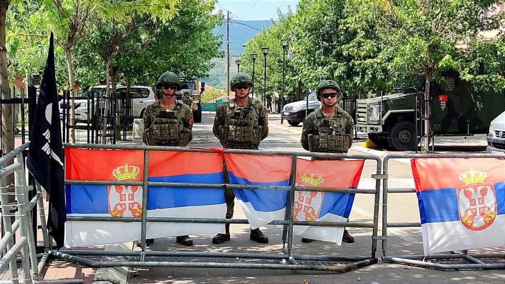 Türk komandoları Kosova’da 38 derece sıcağın altında nöbete devam ediyor