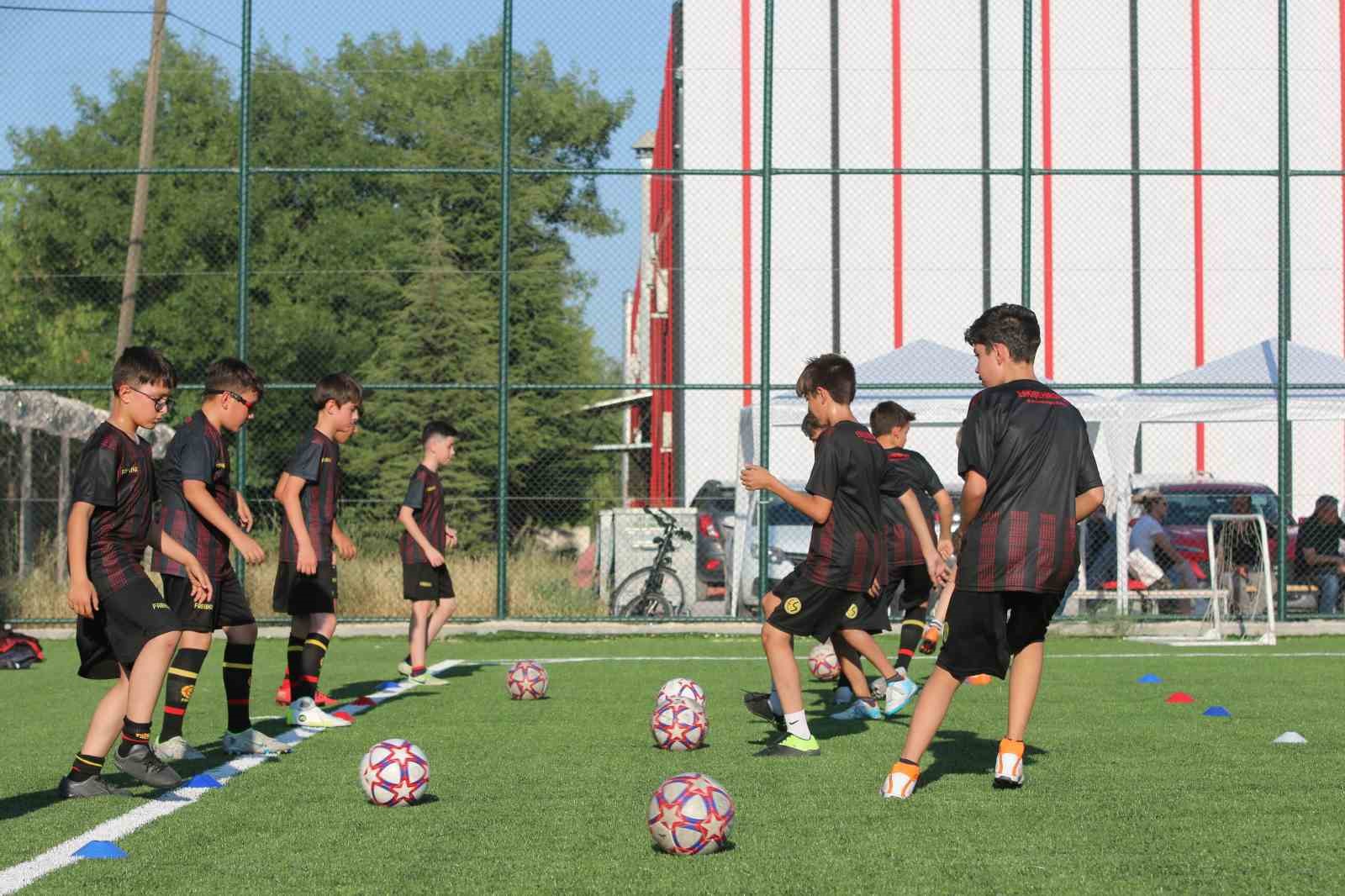 Eskişehirspor Fabrika Futbol Okulu’nda antrenmanlar devam ediyor