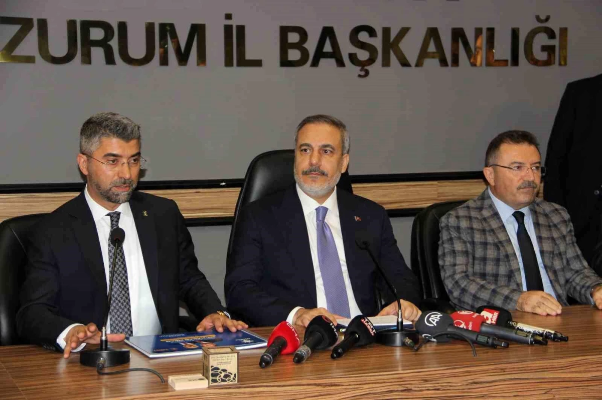 Dışişleri Bakanı Hakan Fidan Erzurum’da AK Parti İl Başkanlığını ziyaret etti