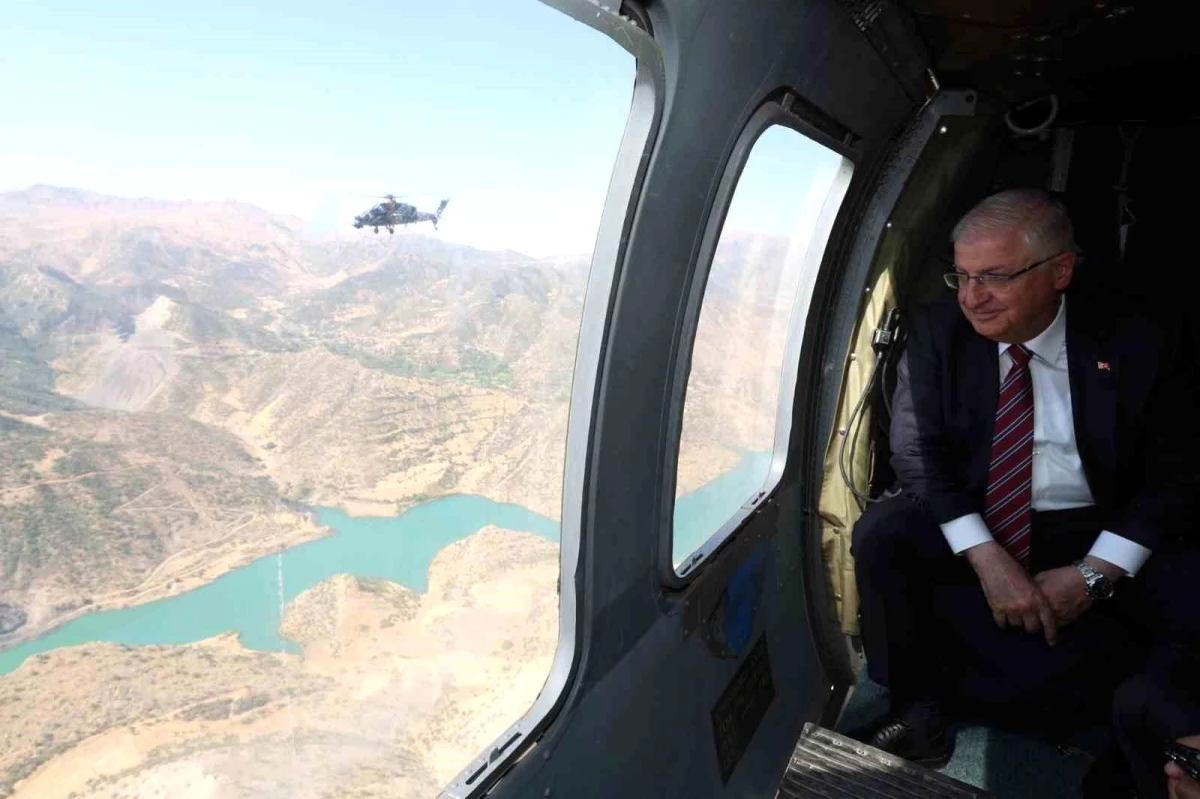 Milli Savunma Bakanı Hakkari Dağ ve Komando Tugay Komutanlığında İncelemelerde Bulundu