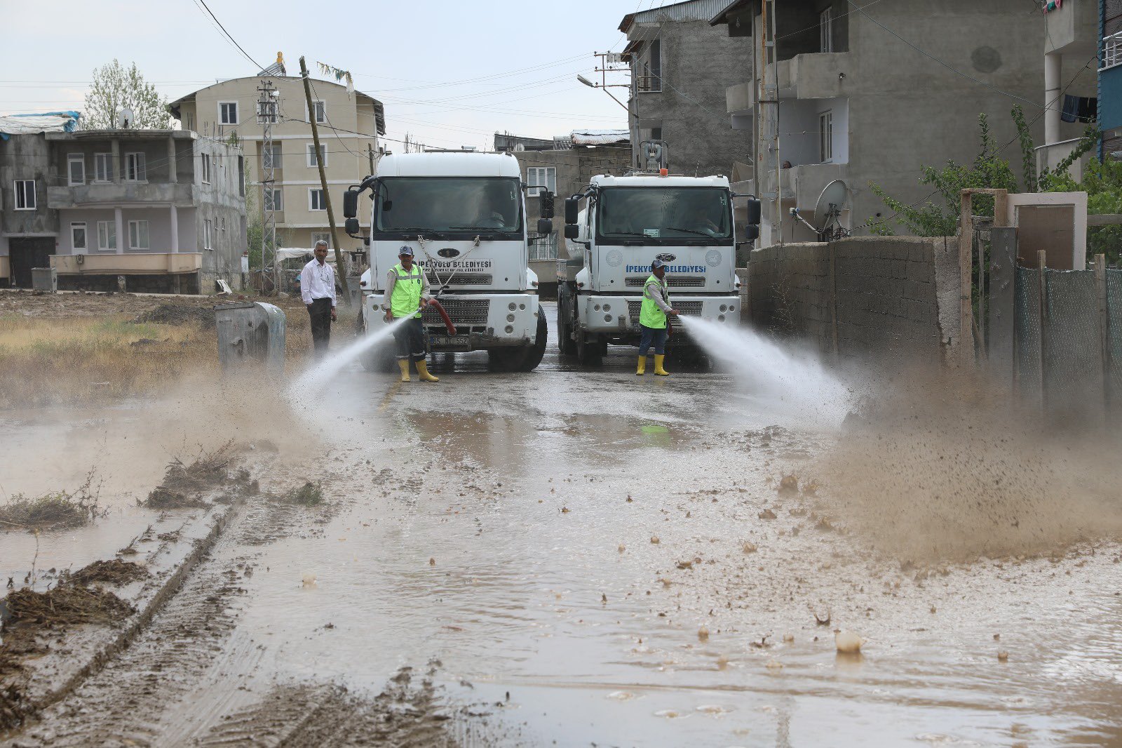 Van’da yağmurdan sonra temizlik çalışmaları başladı