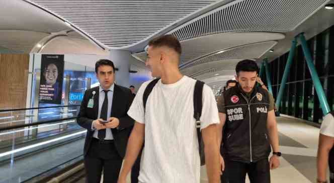Fenerbahçe’nin yeni transferi Mert Müldür, İstanbul’a geldi.