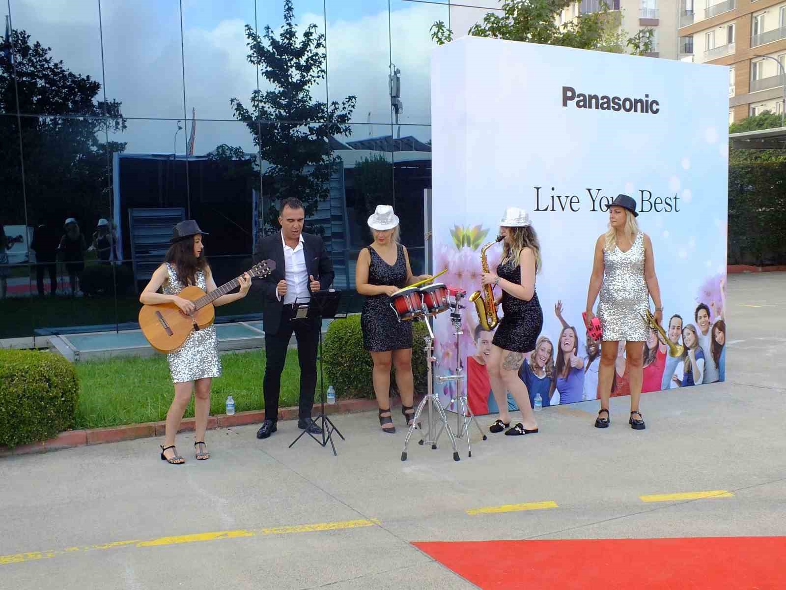 İzin dönüşü çalışanlara kırmızı halılı karşılama