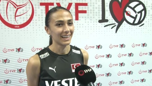 Simge Aköz: “En büyük hedeflerden biri her kulvarda altın almak”