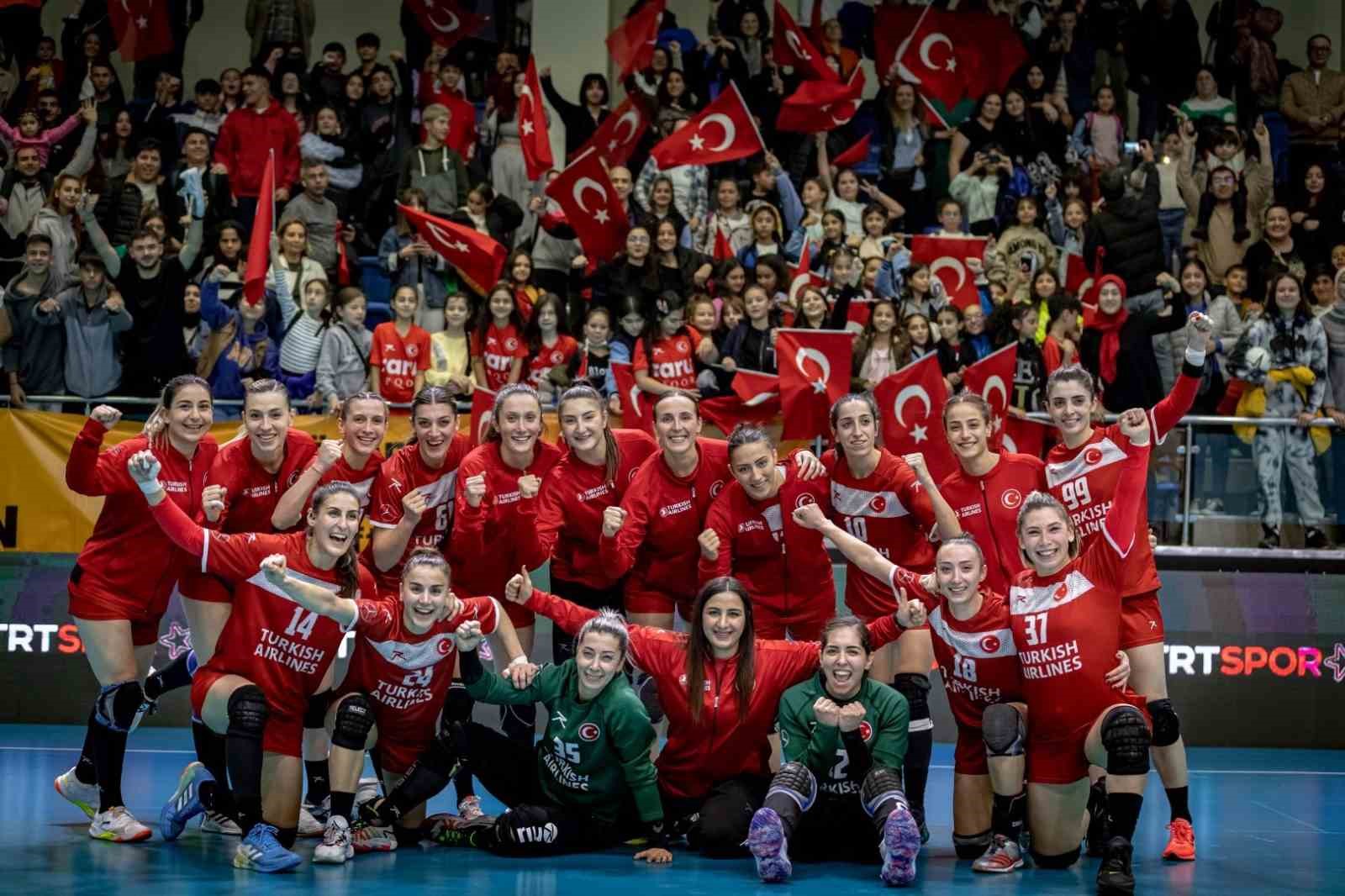 Mercedes-Benz Türk, Hentbol Milli Takımları’nın resmi ulaşım sponsoru olmayı sürdürecek