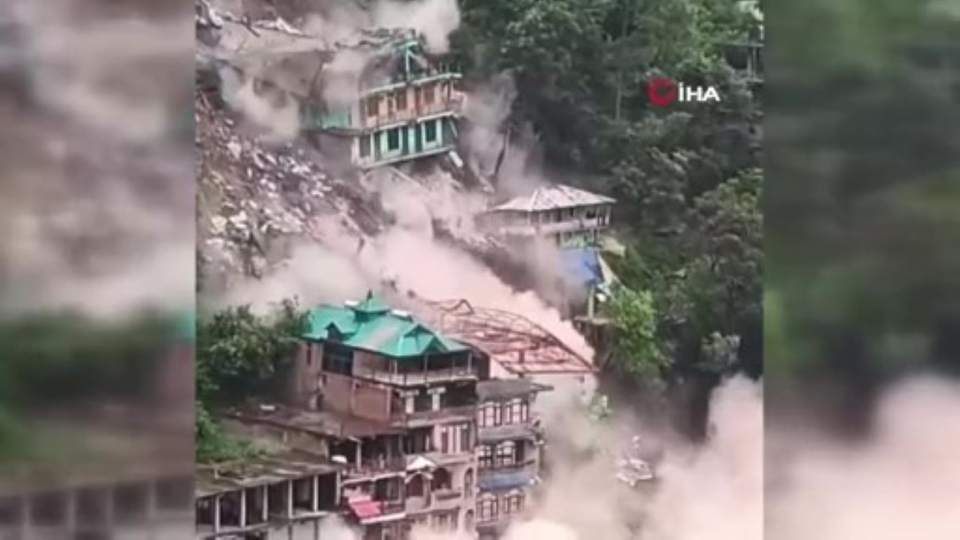 Hindistan’da toprak kayması binaları yerle bir etti