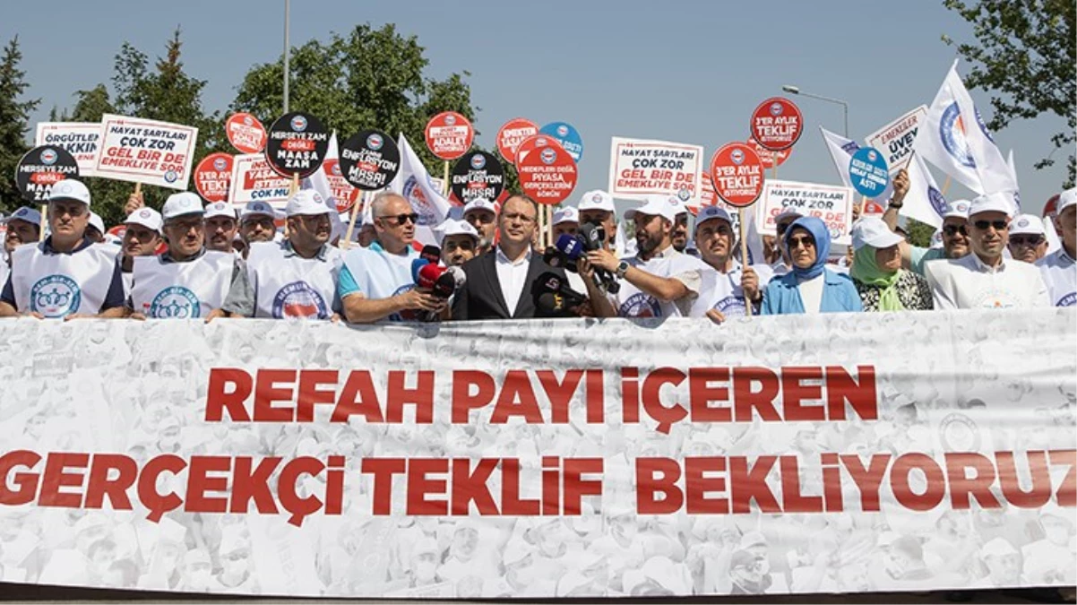 Hükümetin zam teklifini yetersiz bulan Memur-Sen’den 81 ilde protesto: Cumhurbaşkanımızın ‘refah payı’ vaadi hayata geçirilsin