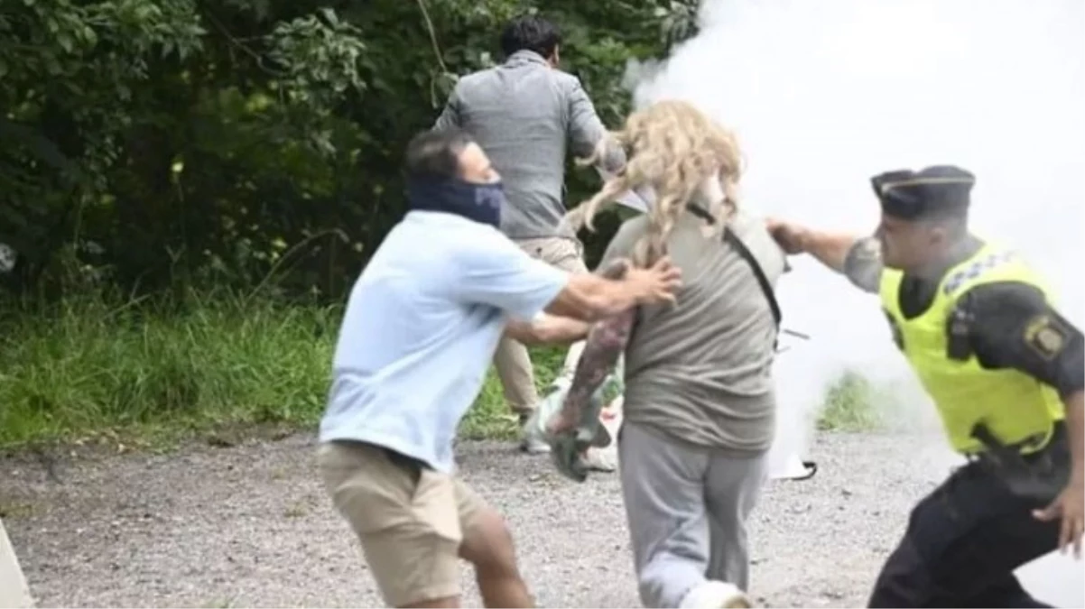 İsveç’te polisler Kur’an Kerim yakanı değil, müdahalede bulunmaya çalışan kadını gözaltına aldı