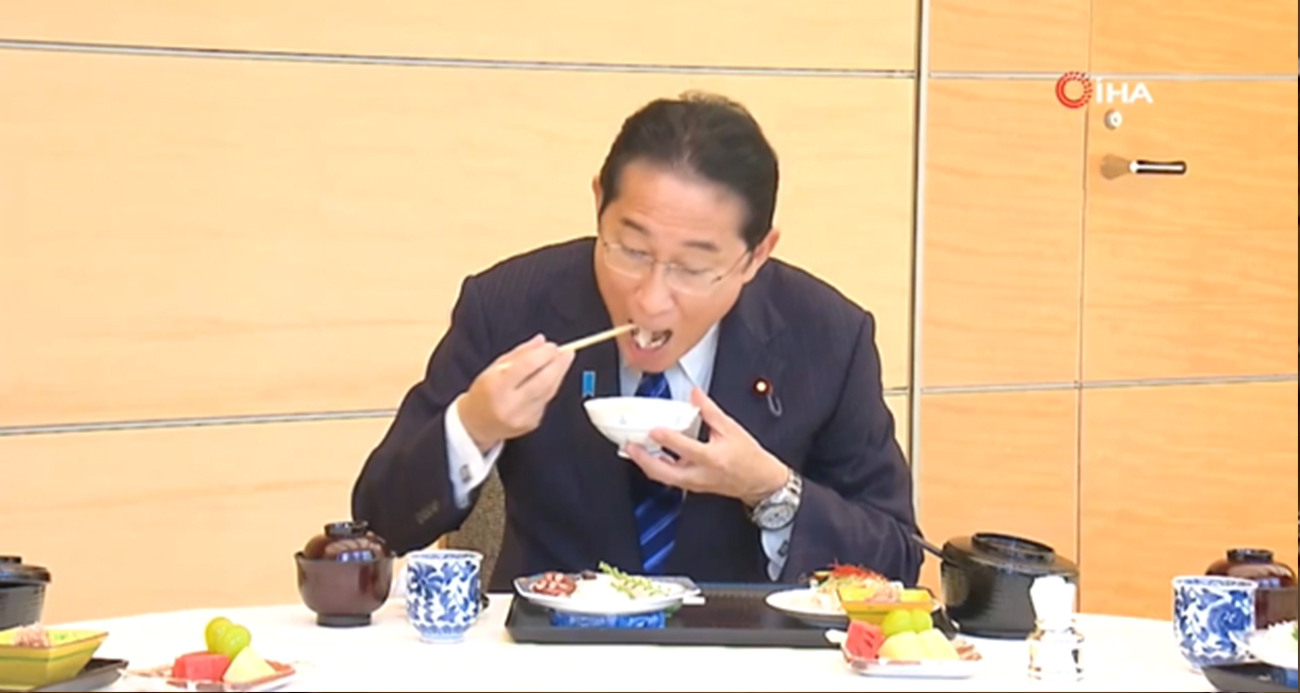 Japonya Başbakanı Kishida radyoaktif su boşaltılan denizden çıkan balığı yedi