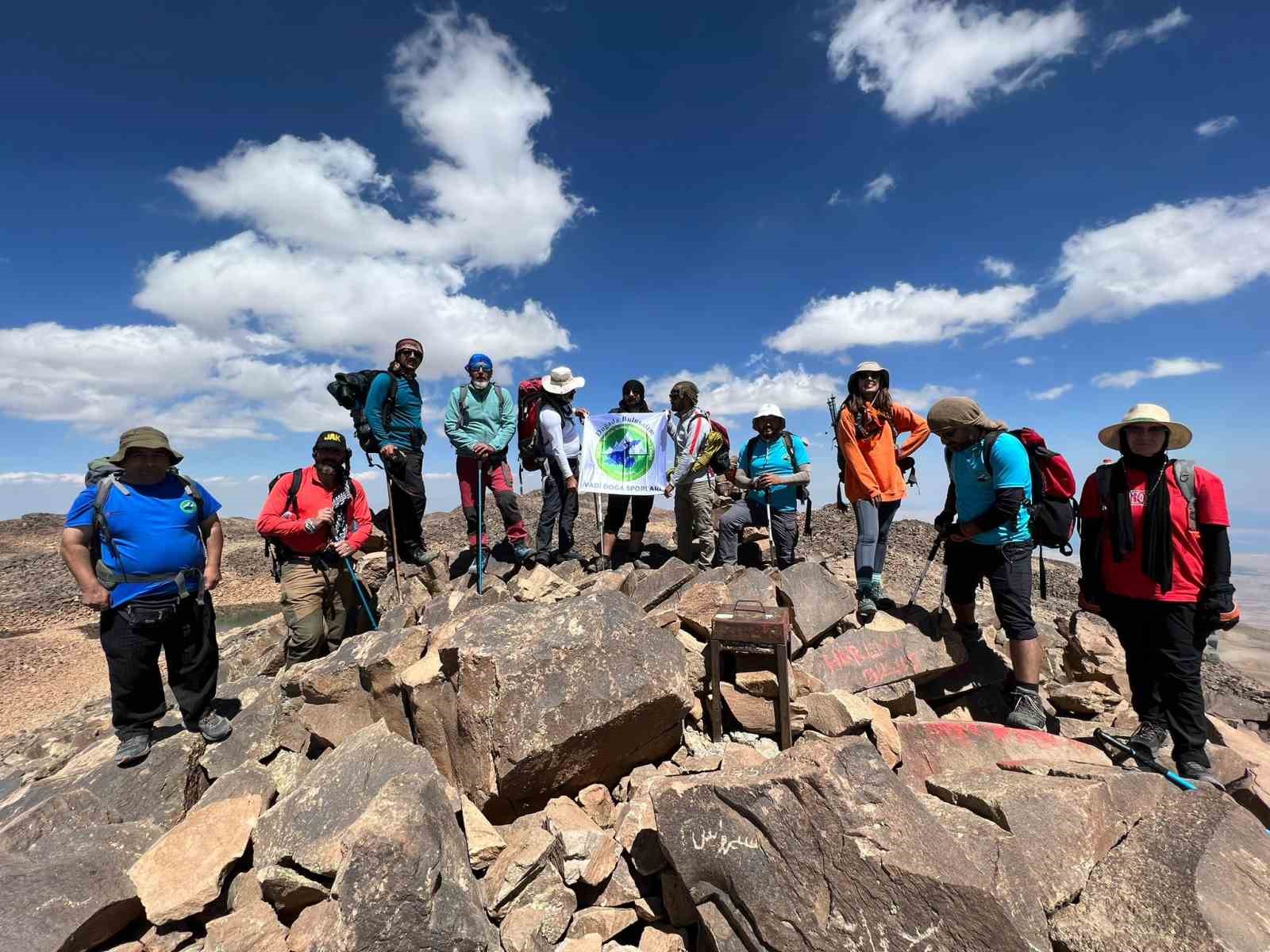 Küresel ısınmadan dolayı Süphan Dağı’ndaki birçok buzul eridi