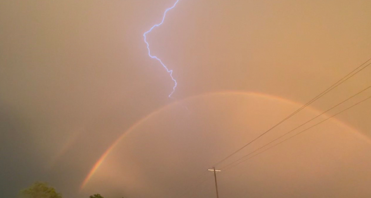 Gökkuşağına yıldırım çarptı, o anlar kayıt altına alındı