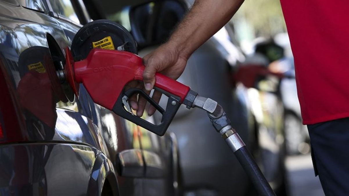 Motorinin litresine salı gününden itibaren geçerli olmak üzere 1 lira zam geliyor