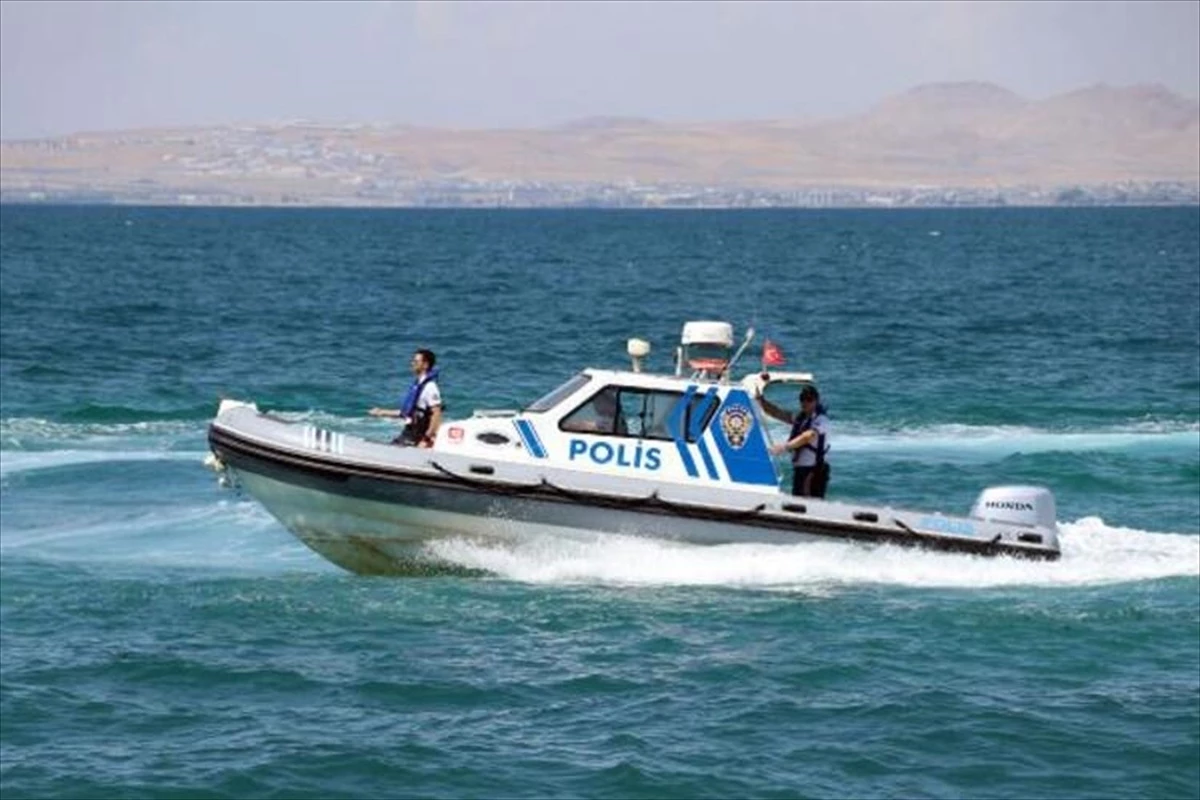 Van’da Deniz Polisi Ekipleri 62 Kişiyi Kurtardı, 8 Bin 19 Vatandaşı Bilgilendirdi