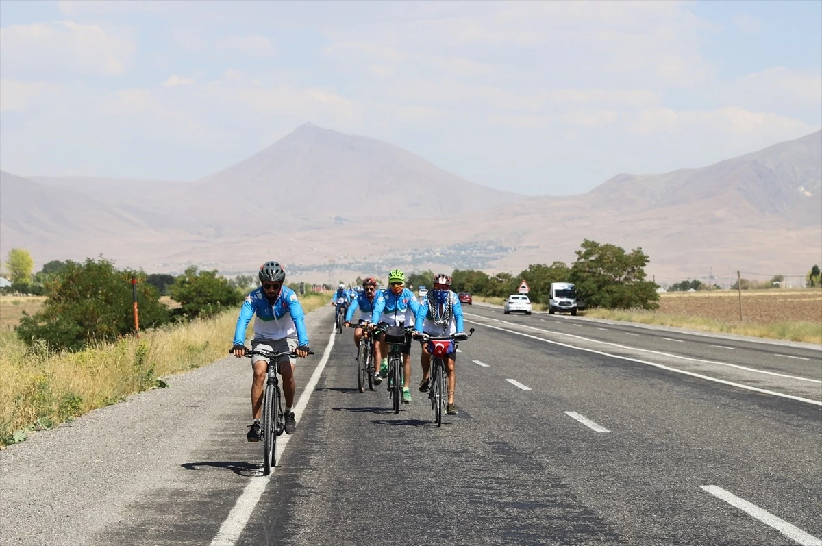 Van Denizi Bisiklet Festivali’nde Bisiklet Tutkunları Van’ın Muradiye İlçesine Ulaştı