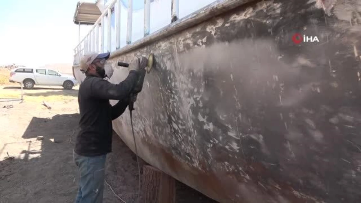 Vanlı balıkçılar teknelerini kış sezonuna hazırlıyor