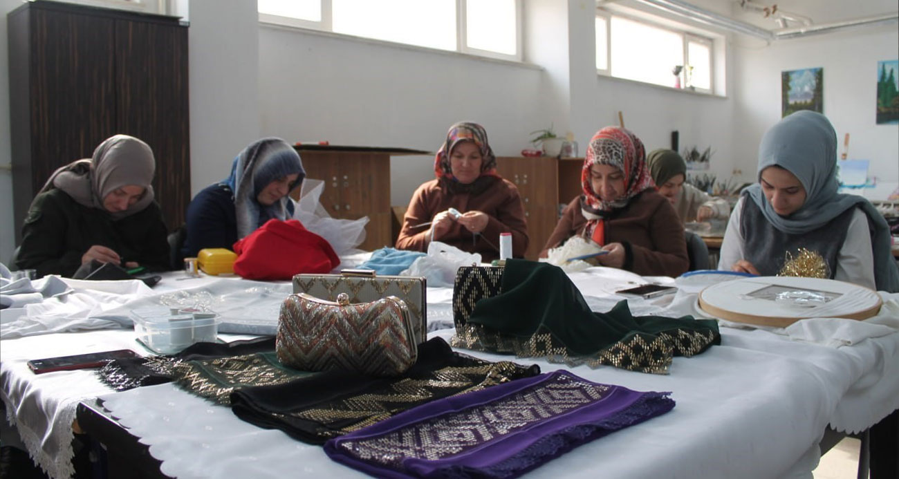 Hünerli kadınlar hem üretiyor hem de ev ekonomisine katkı sağlıyorlar