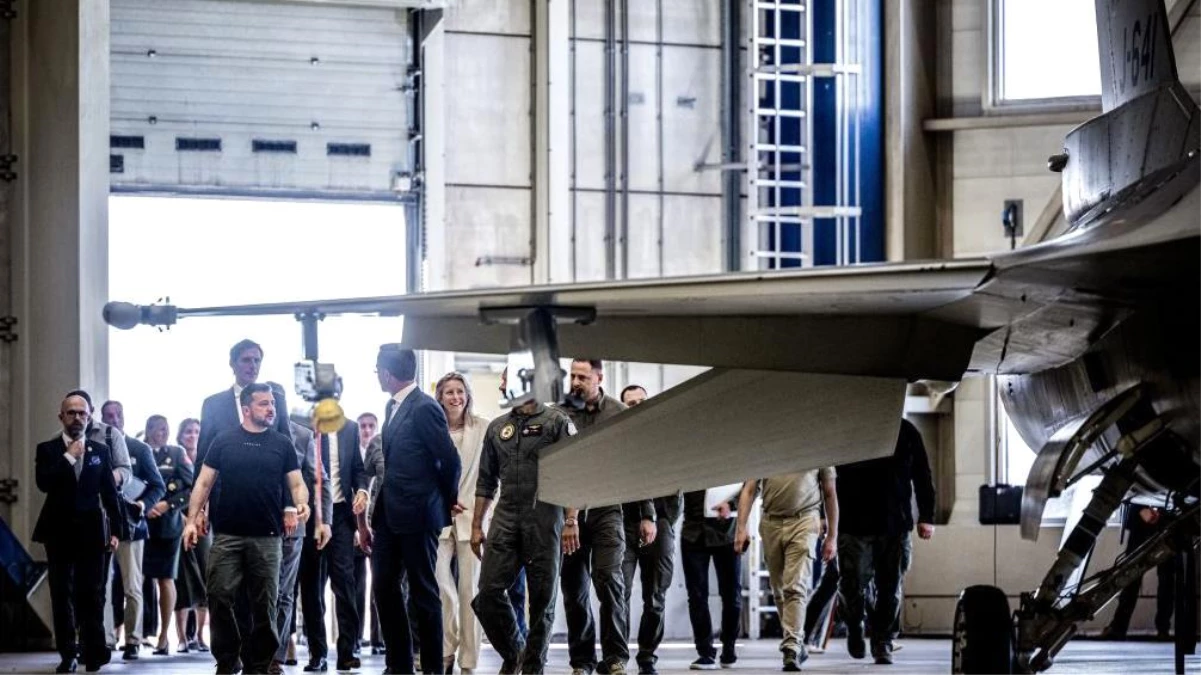 Zelenskiy’den Hollanda başbakanı ile F-16 selfiesi: ’42 jet. ve bu sadece bir başlangıç’