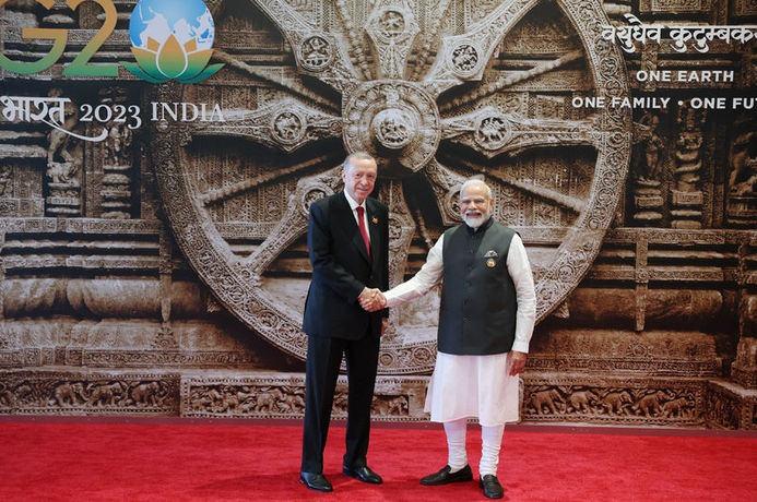 Cumhurbaşkanı Erdoğan, Modi tarafından karşılandı