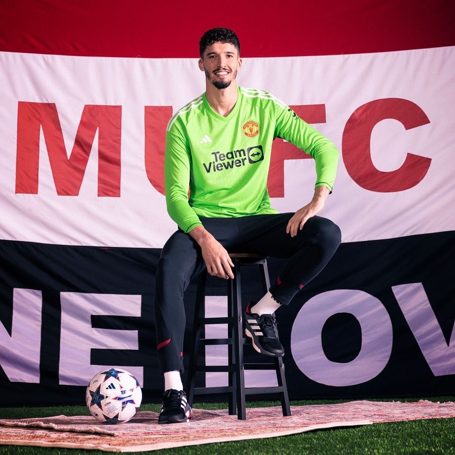 İngiltere Premier Lig ekibi Manchester United, Fenerbahçe’den Altay Bayındır’ı 4 yıllığına kadrosuna kattığını açıkladı.