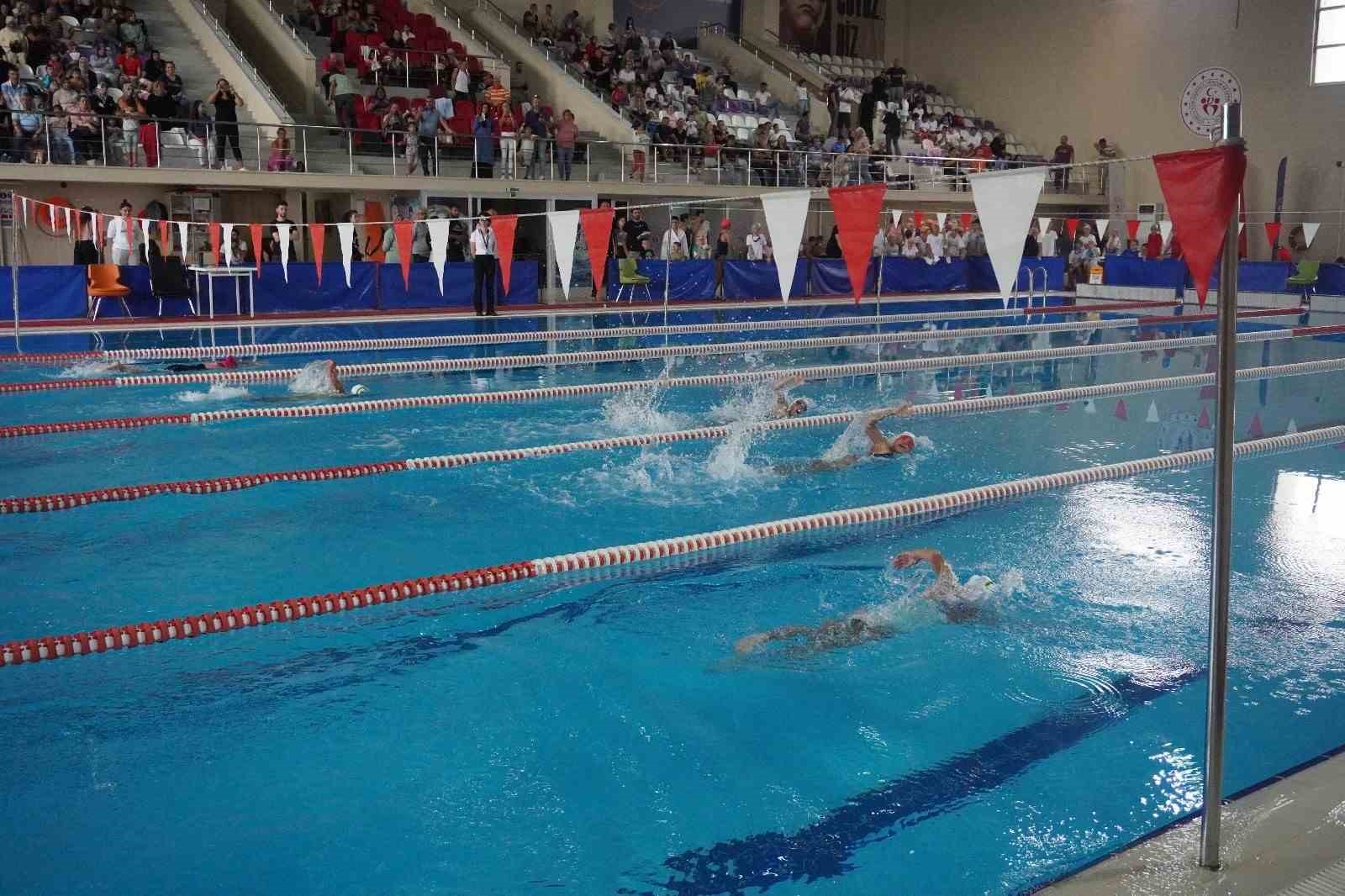 164 sporcu zafer için kulaç attı