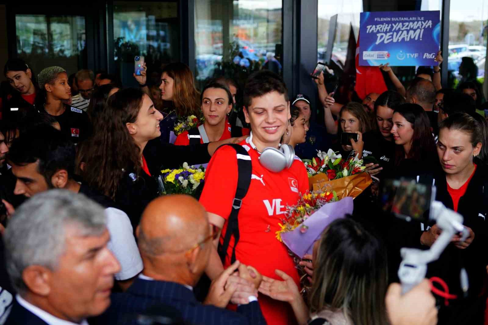 Avrupa şampiyonu Filenin Sultanları, Türkiye’ye döndü