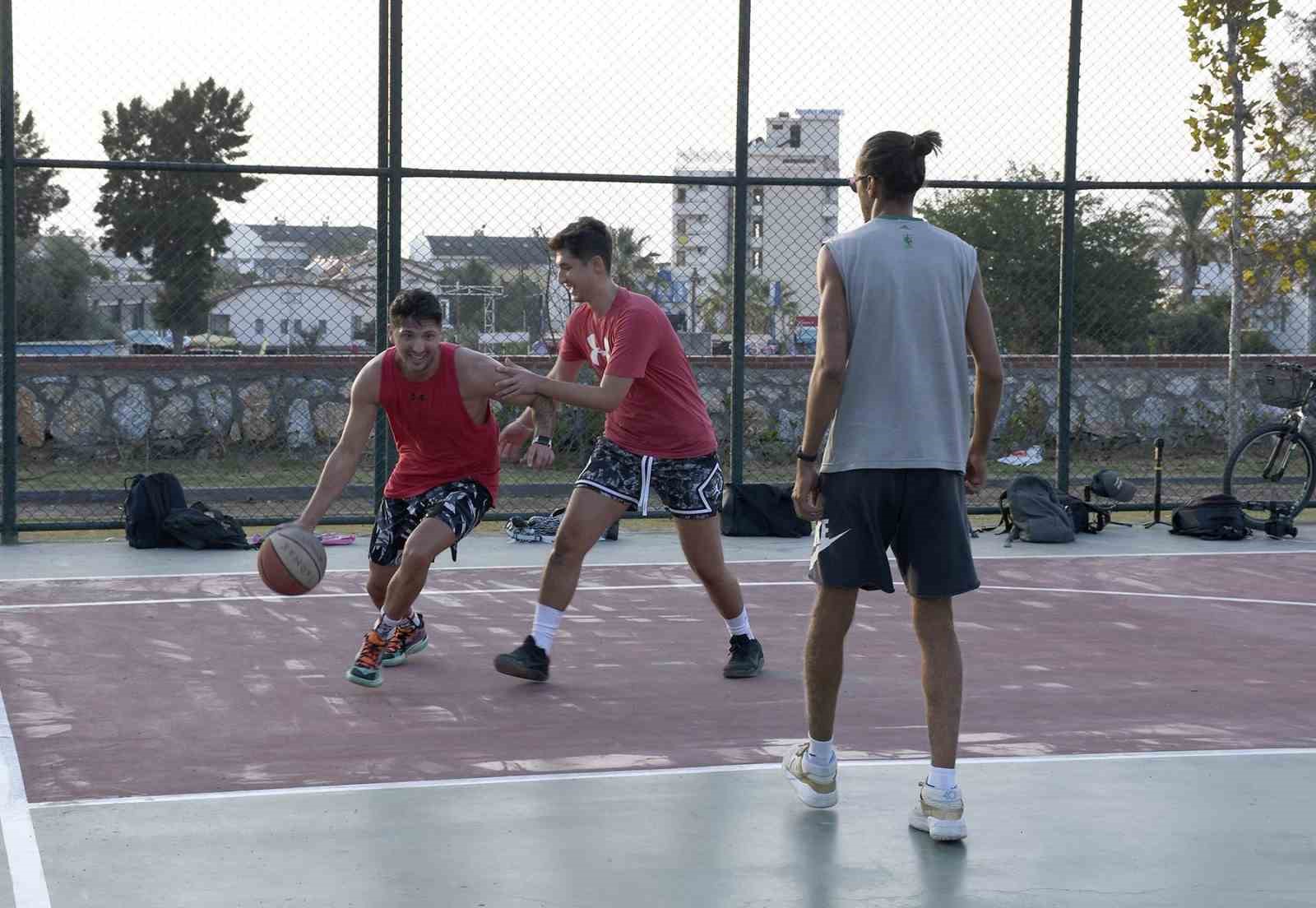 Kuşadası’nda sokak basketbolunun kalbi bu parkta atıyor