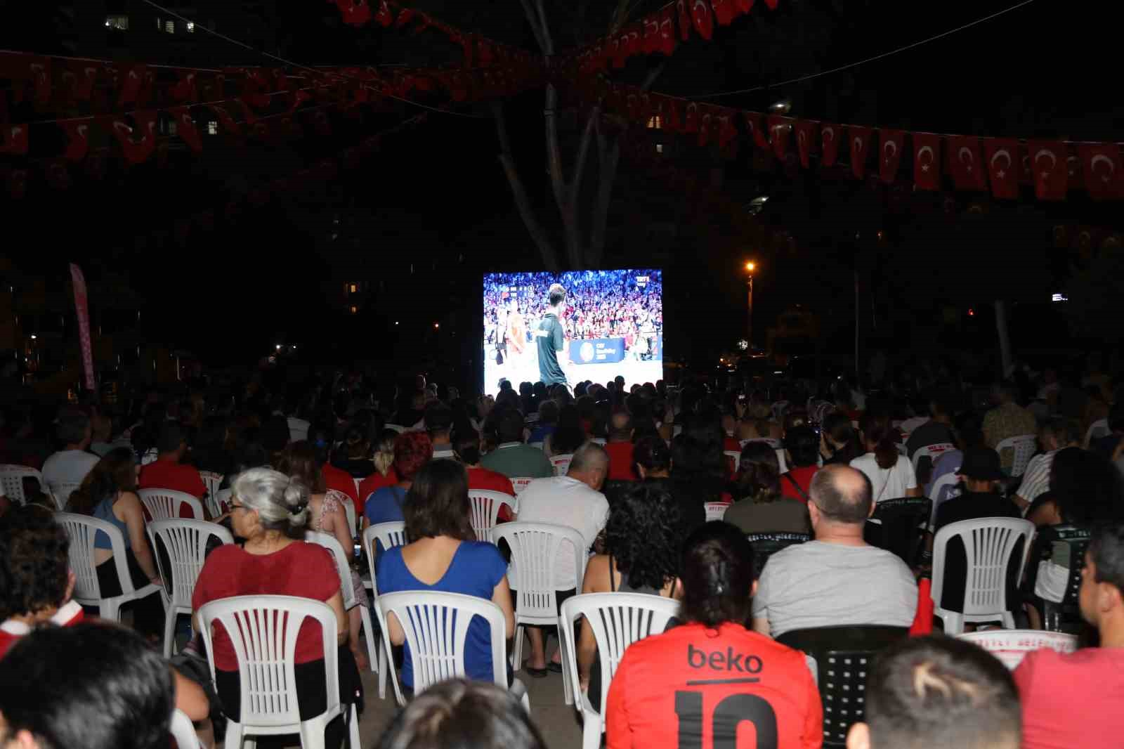 Mezitlililer şampiyonluk maçını dev ekrandan izledi