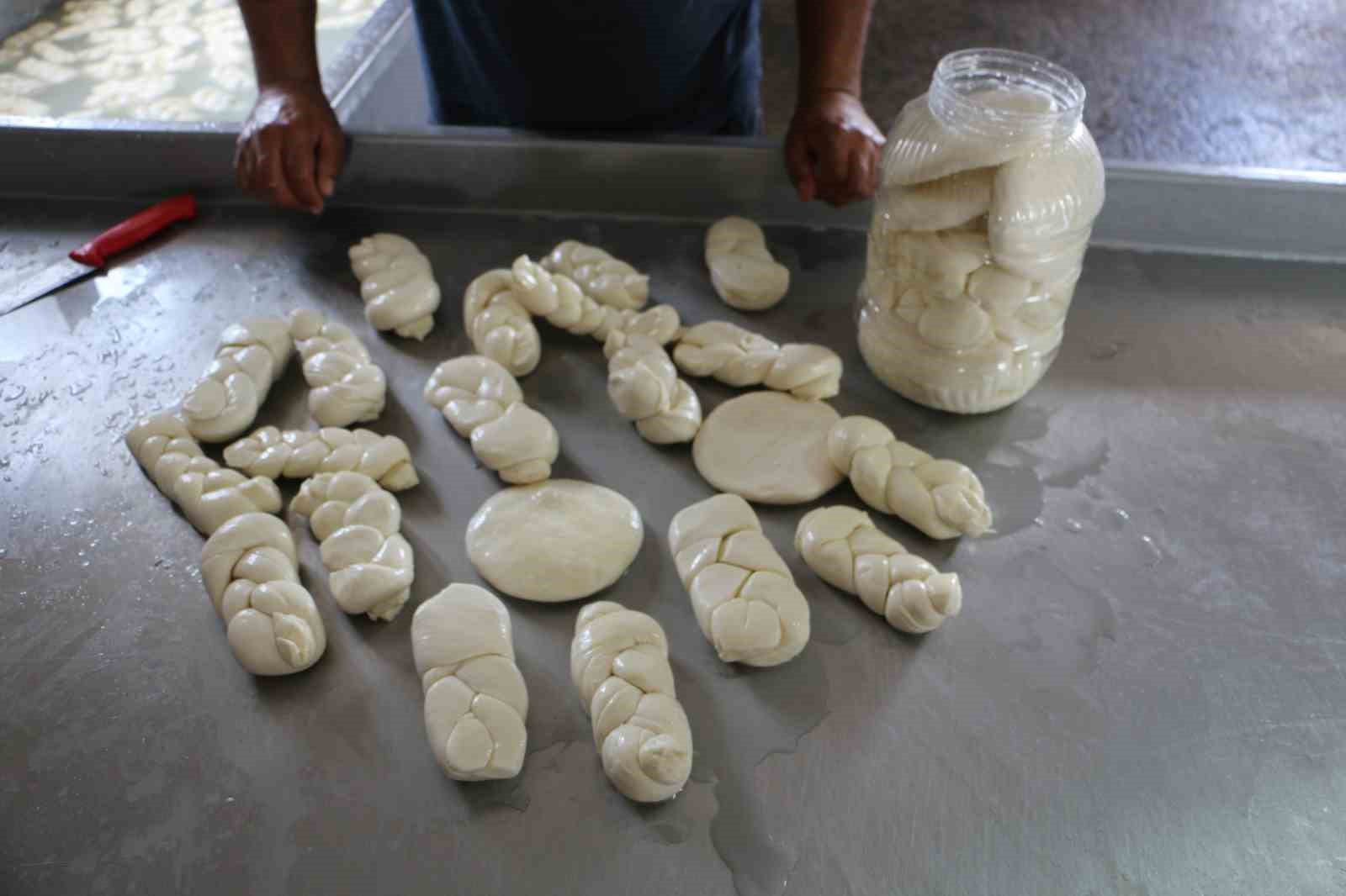 Kendi imkanlarıyla ürettikleri mandıra peynirini Türkiye’nin birçok noktasına gönderiyorlar