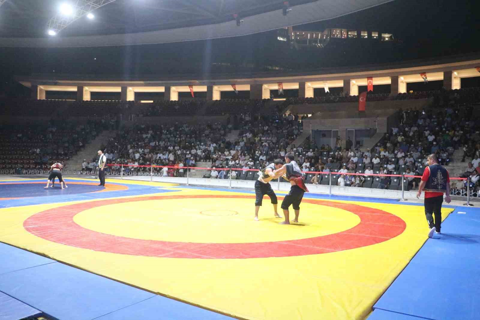 Enkaz kent Hatay’da 7 ülkeden 53 sporcu, depremzedelere moral olsun diye er meydanına çıktı