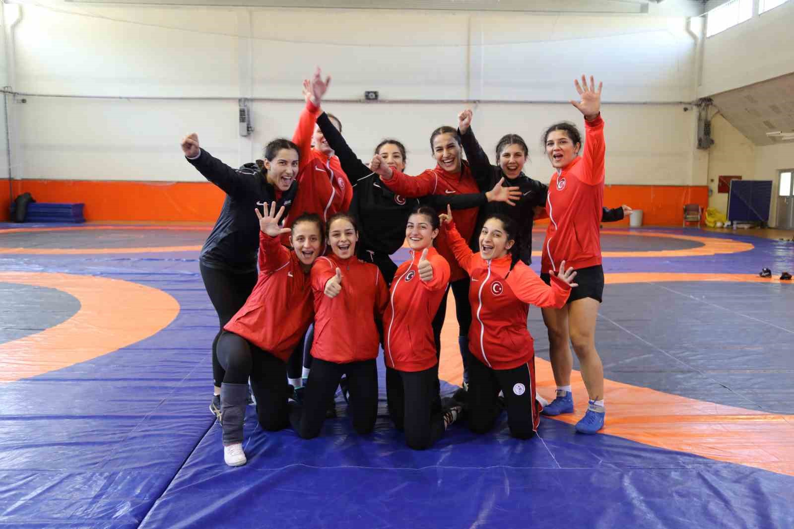 Kadın Güreş Milli Takımı’nda hedef altın madalya