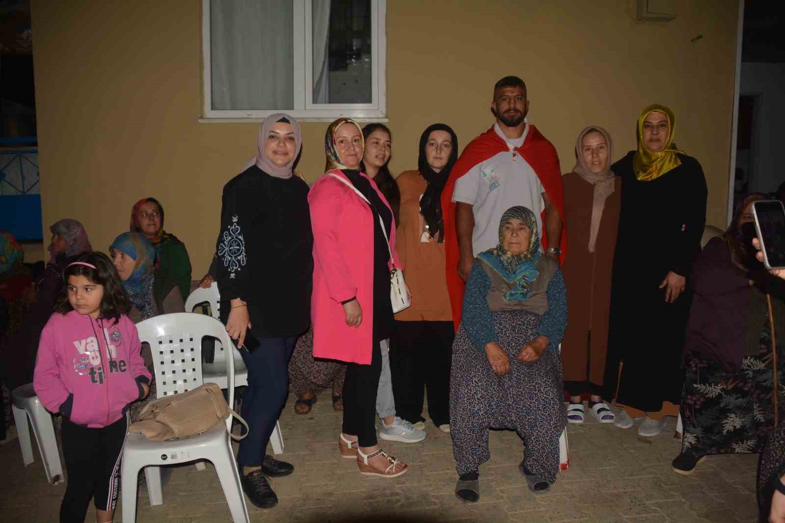 671. Tarihi Elmalı Yağlı Güreşleri Başpehlivanı’na davullu zurnalı karşılama