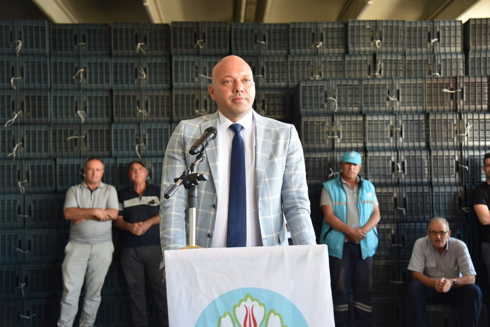 Manisa Büyükşehir, 120 bin kasanın dağıtımına Demirci’de başladı