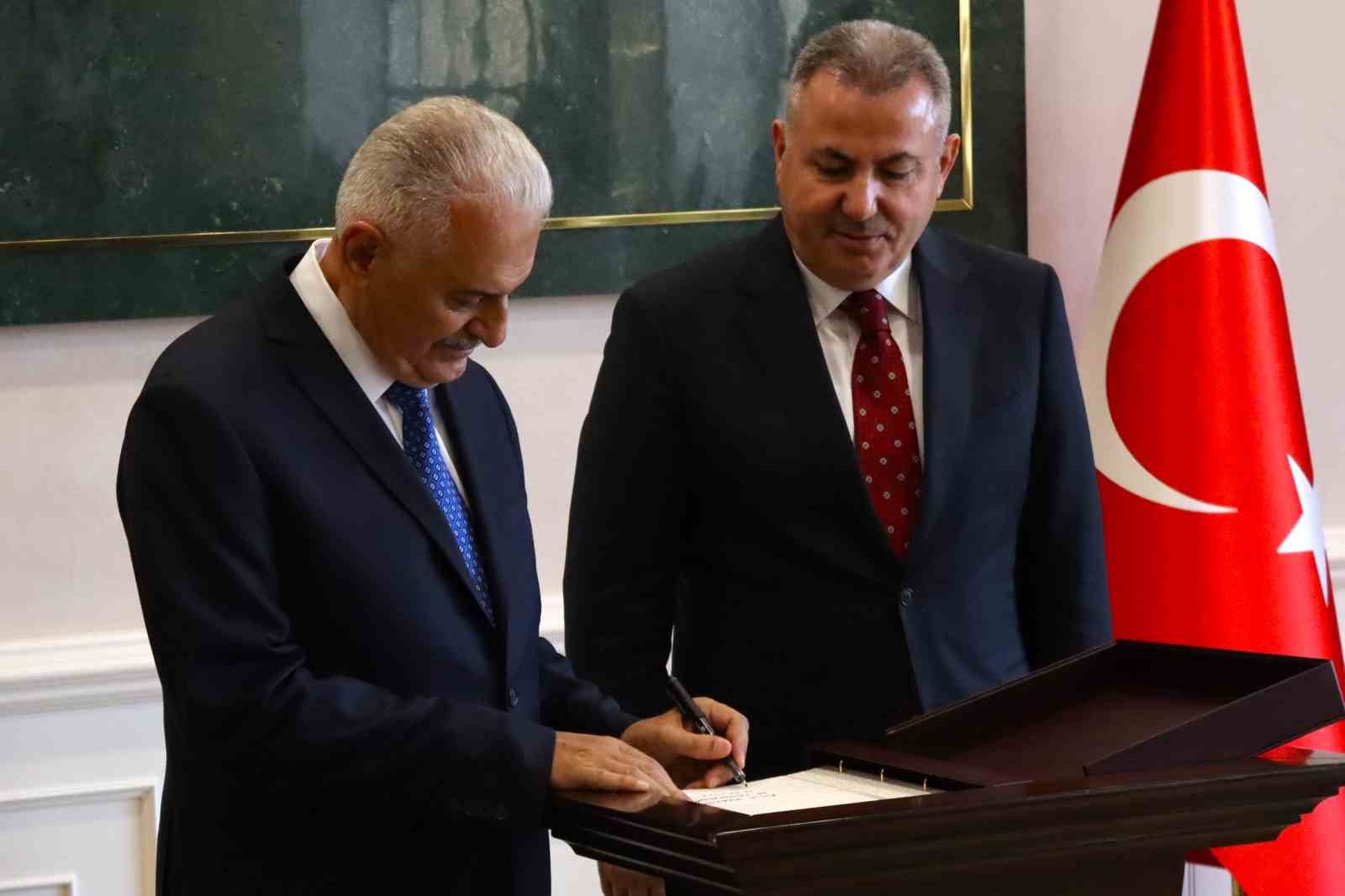 Binali Yıldırım’dan İzmir Valiliğine ziyaret
