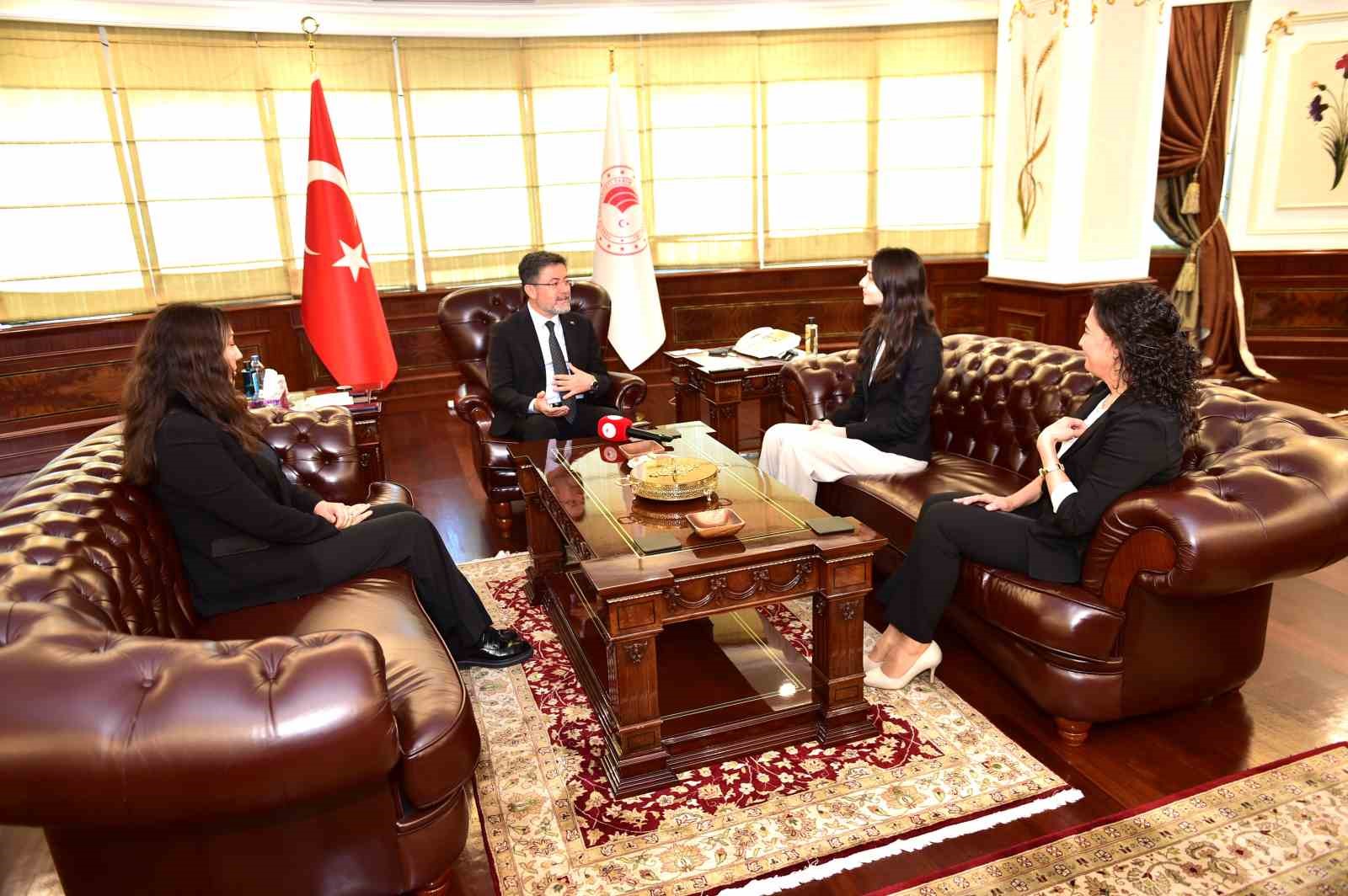 Bakan Yumaklı, İsveç’te su ödülü alan Ayşe Pelin Dedeler ile bir araya geldi