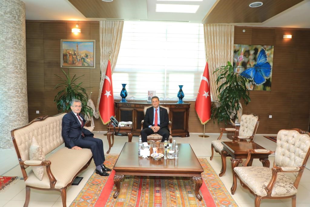 Yerel Gazeteciler Derneğinden Vali Karaömeroğlu’na ziyaret