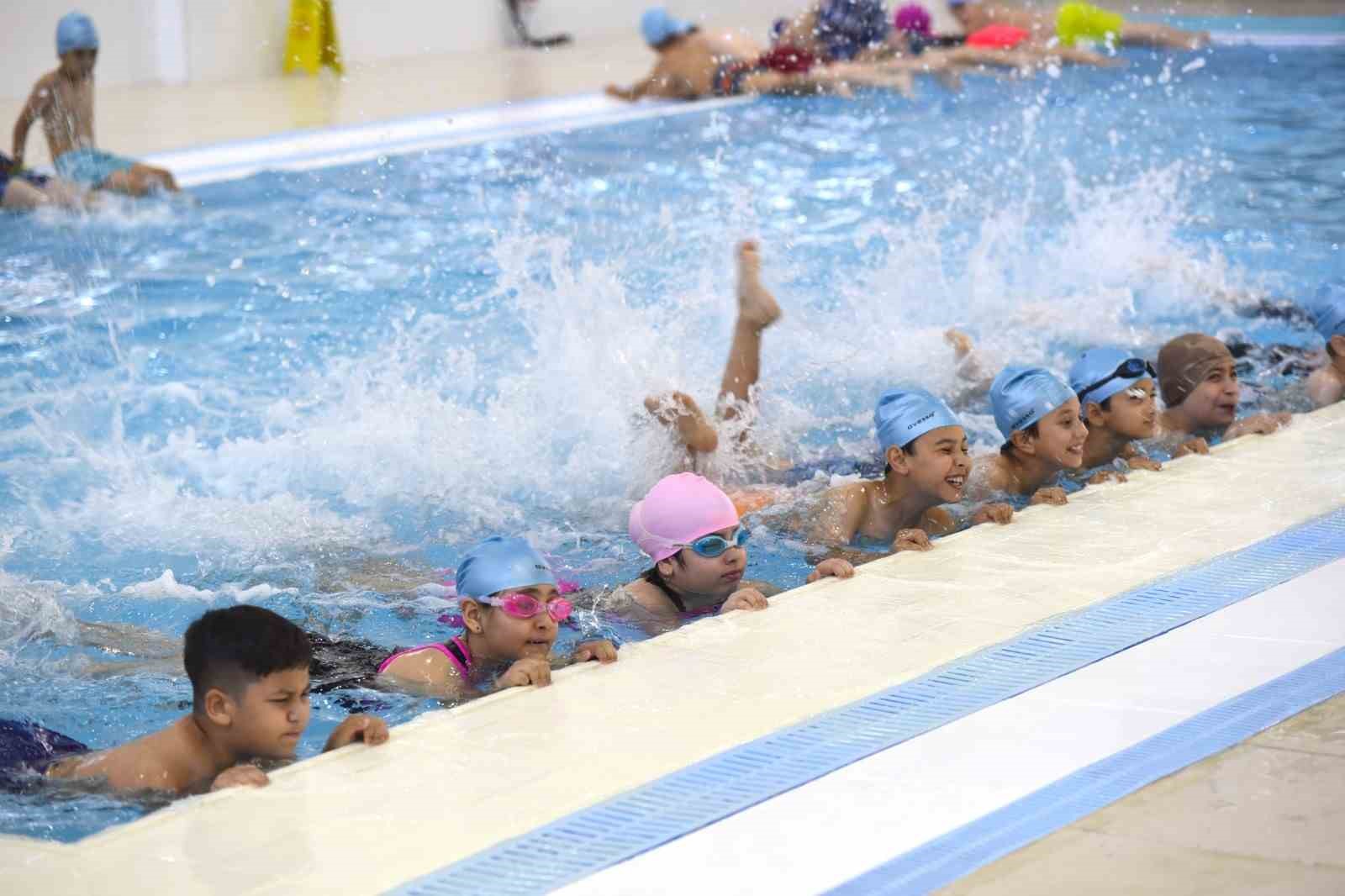 Yunusemre’de kış yüzme kursu başlıyor