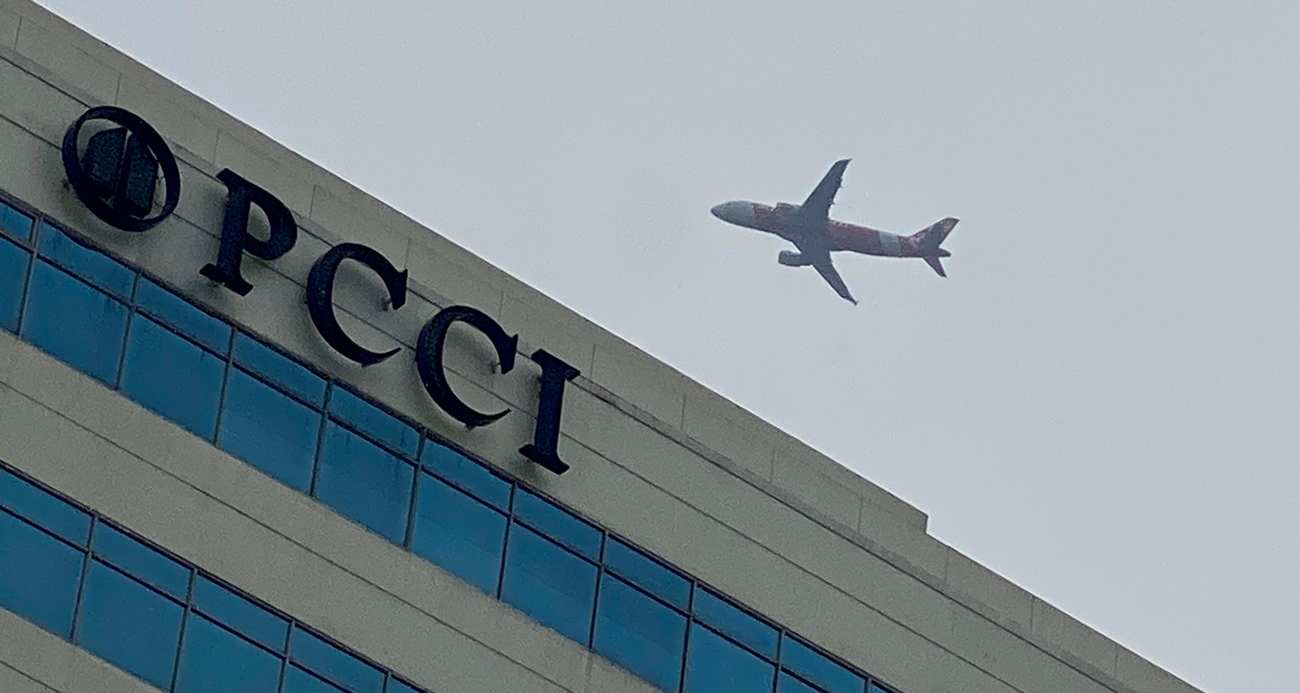 Filipinler’de yanardağın püskürttüğü duman şehirleri kapladı