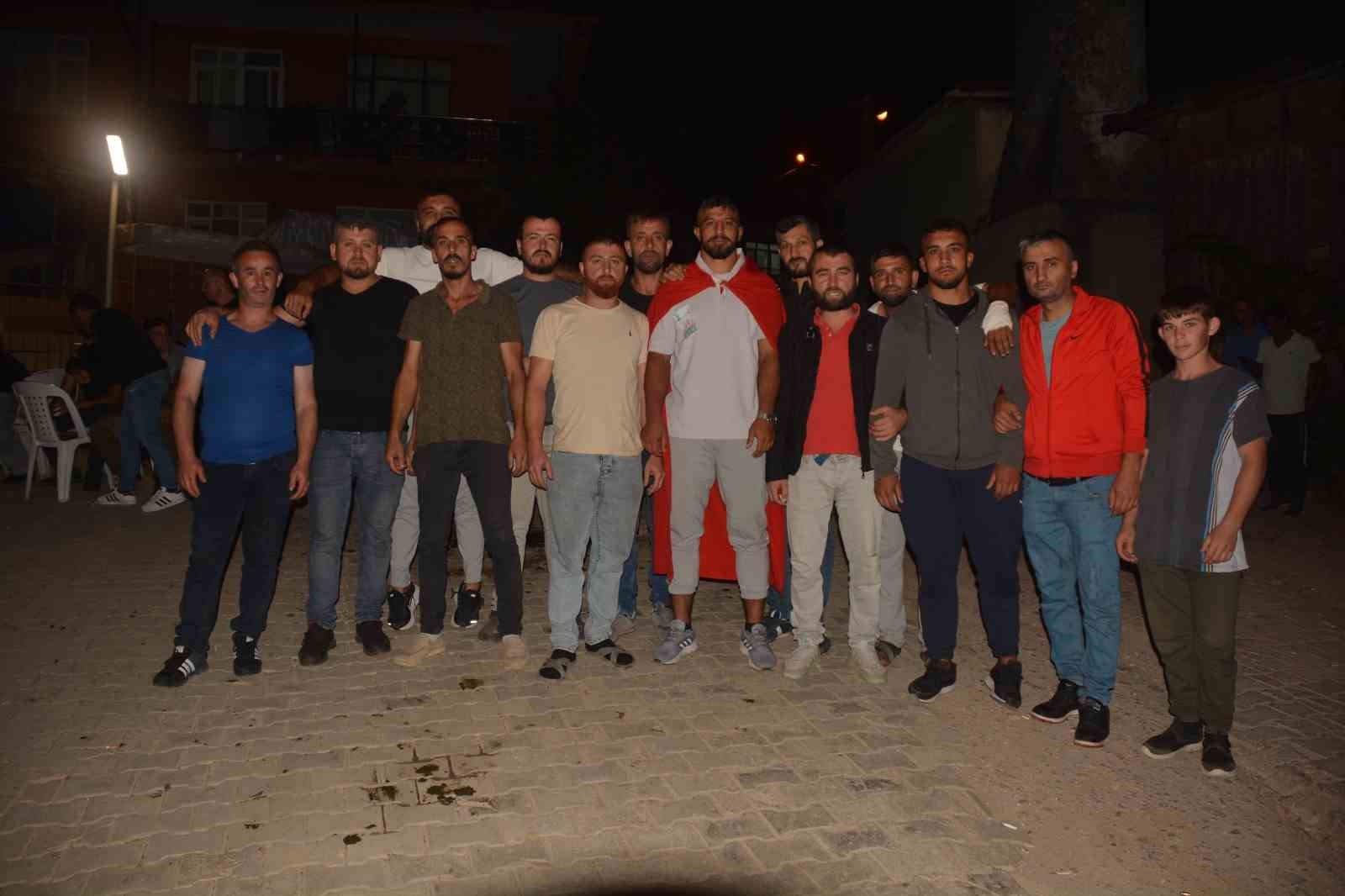 671. Tarihi Elmalı Yağlı Güreşleri Başpehlivanı’na davullu zurnalı karşılama