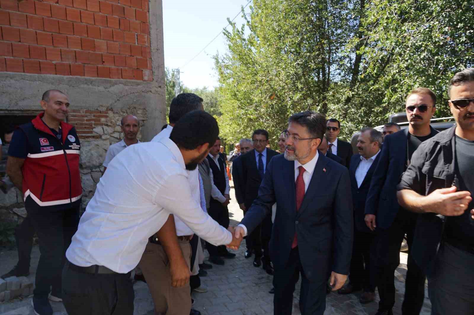 Bakan Yumaklı, devlet desteği ile kendi büyükbaş hayvan tesisini kuran genç girişimciyi ziyaret etti