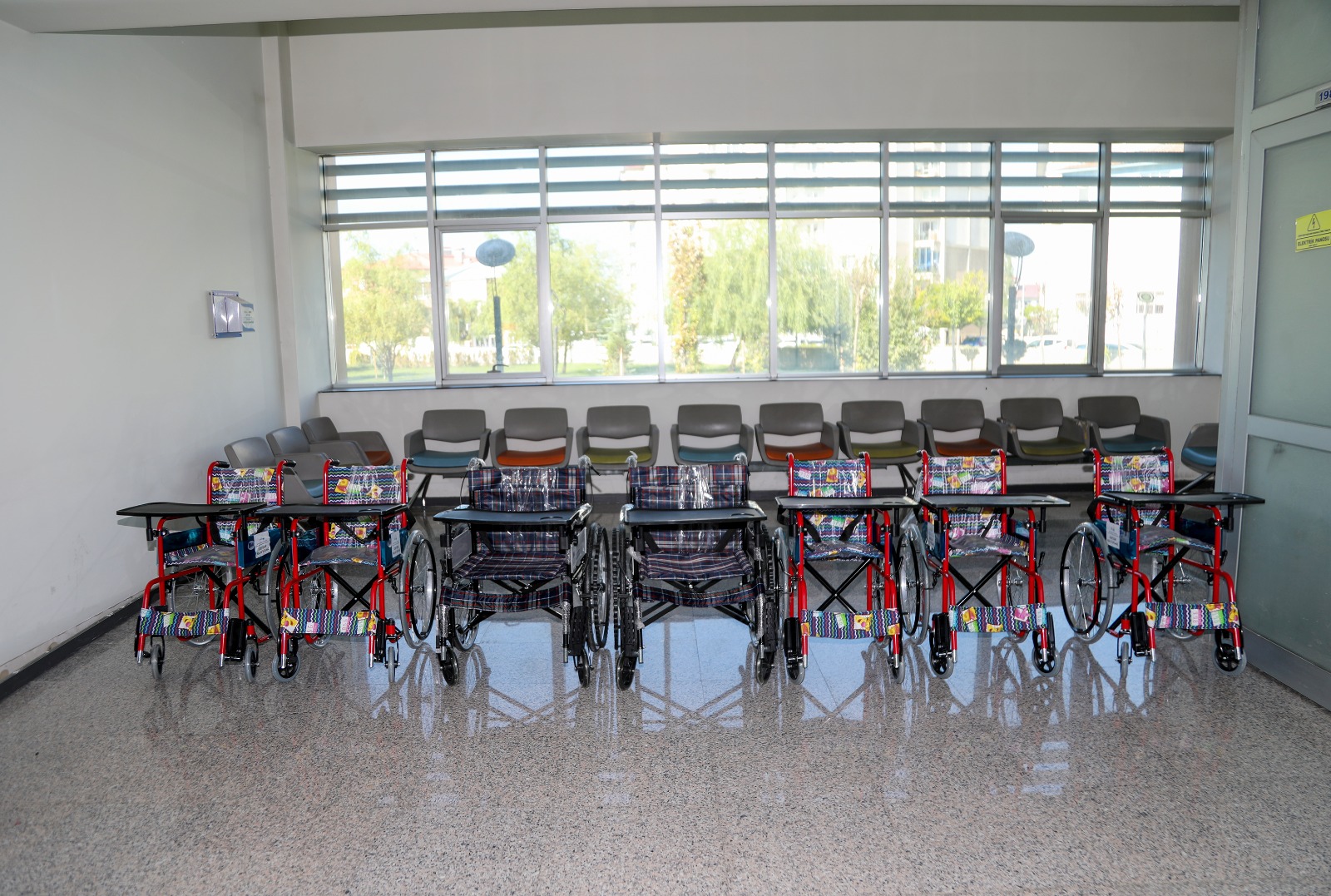 Van’da engelli vatandaşlara tekerlekli sandalye hediye edildi