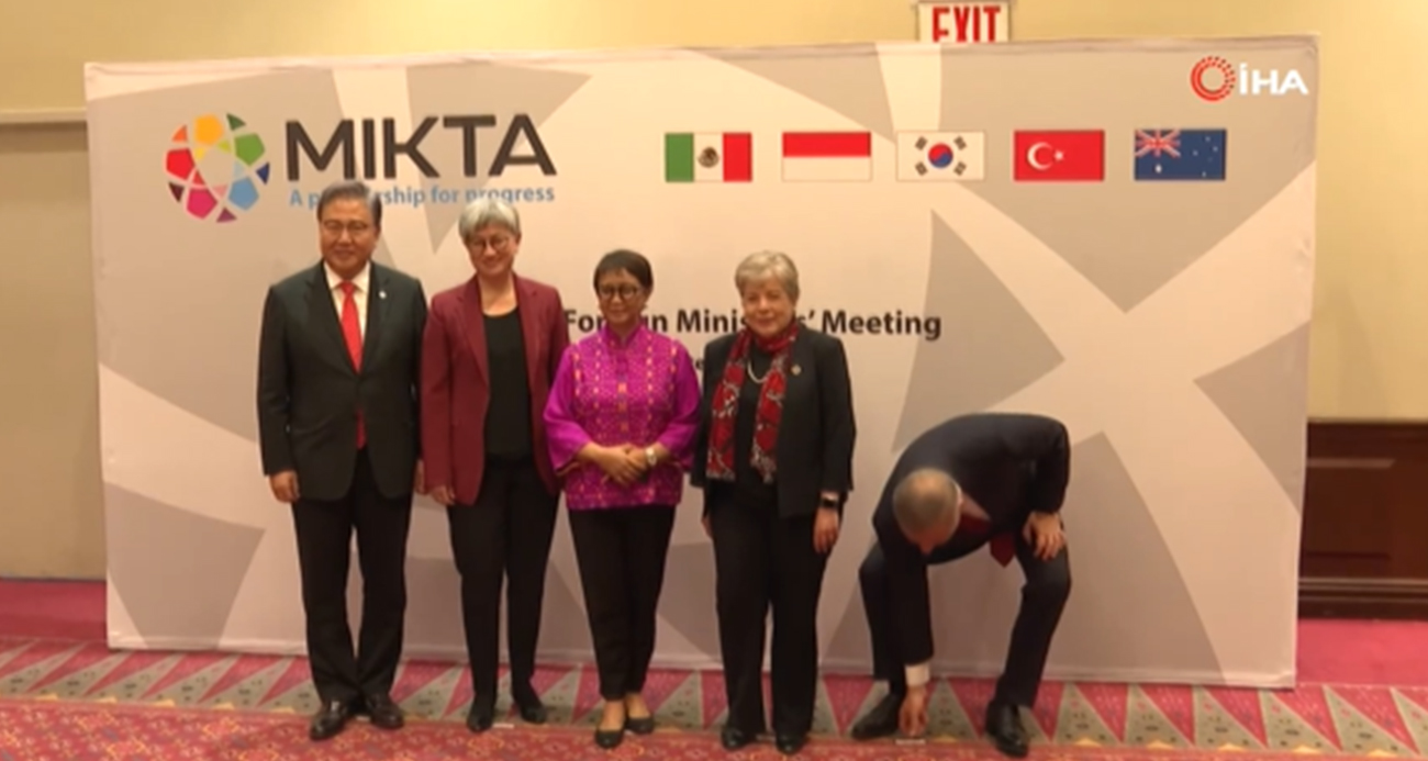 Bakan Fidan Türk bayrağını yerde bırakmadı