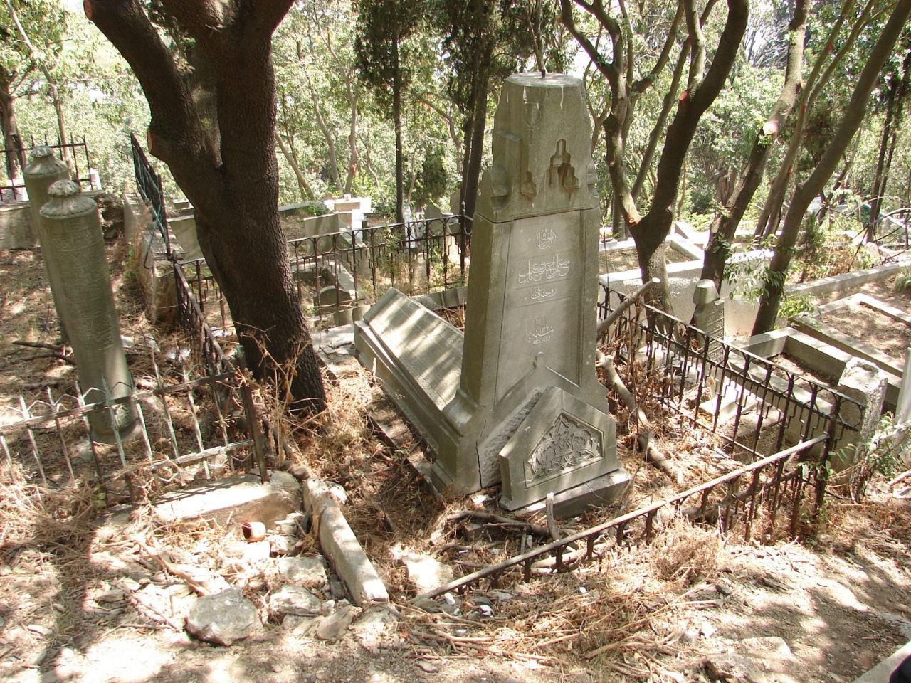 Eyüpsultan'daki tarihi mezarlığı talan ettiler!