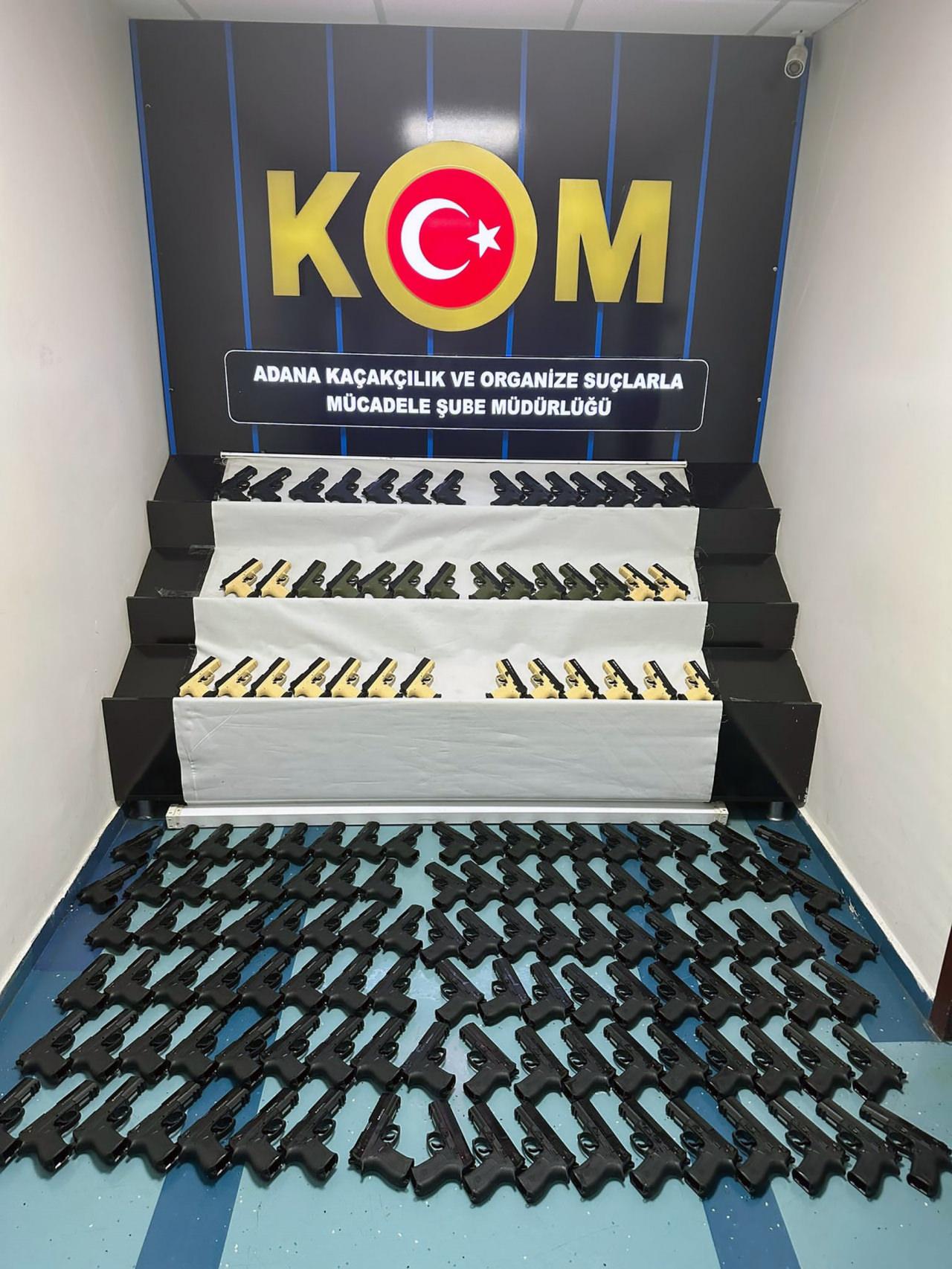 Kaçak silah üretimi yapılan eve baskın! Onlarca silah ele geçirildi!