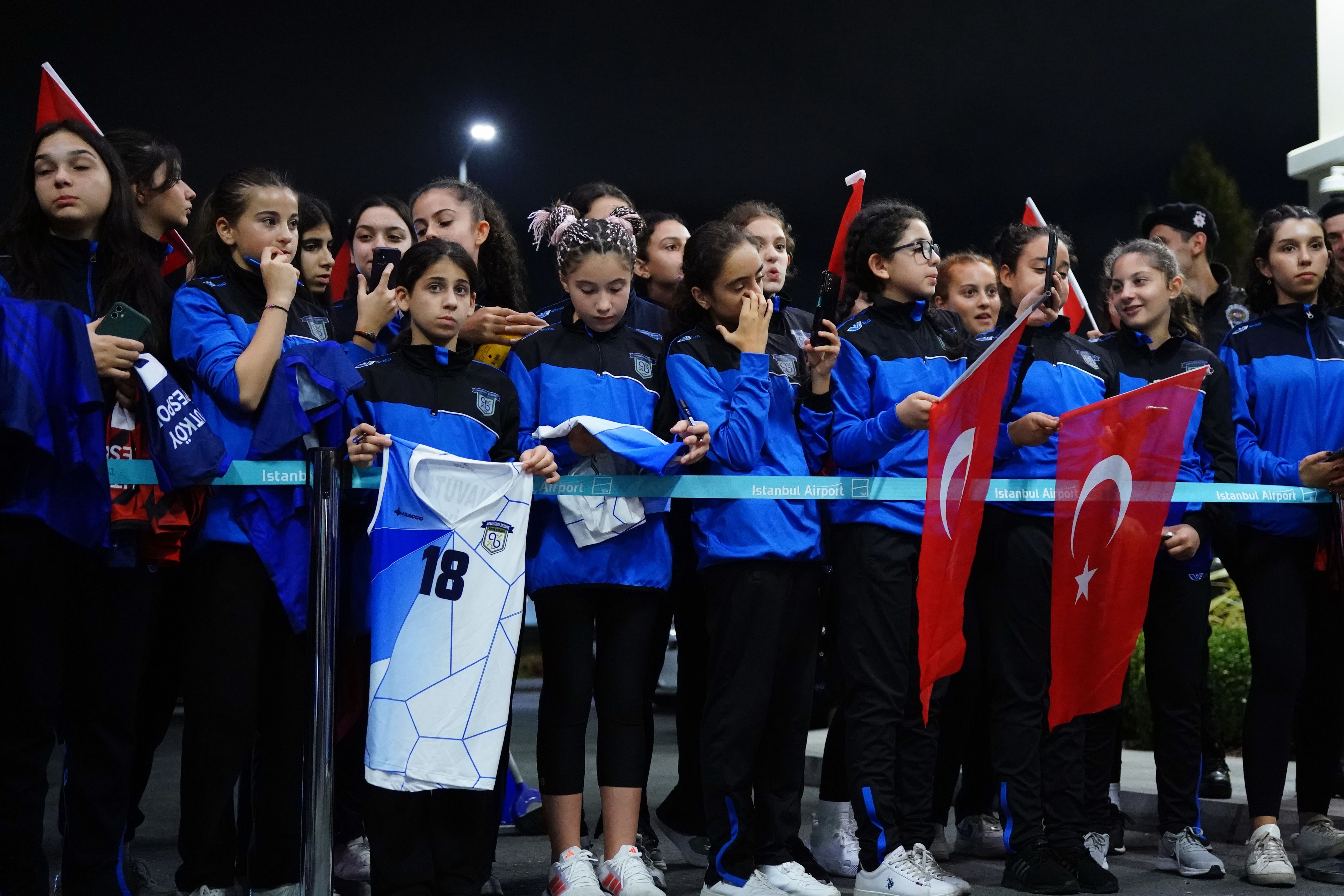 2024 Paris Olimpiyatları’na katılma hakkı kazanan Filenin Sultanları, Türkiye’ye döndü