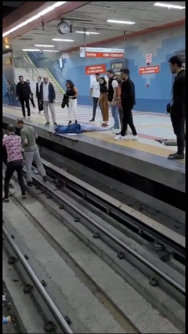 Ankara'da metro raylarına düşen kadın kurtarıldı