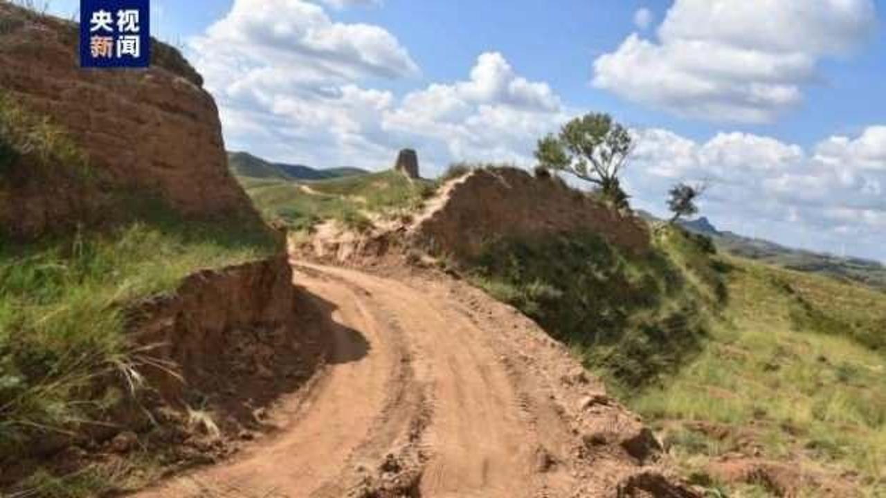Çin Seddi’ni delip yol yaptılar