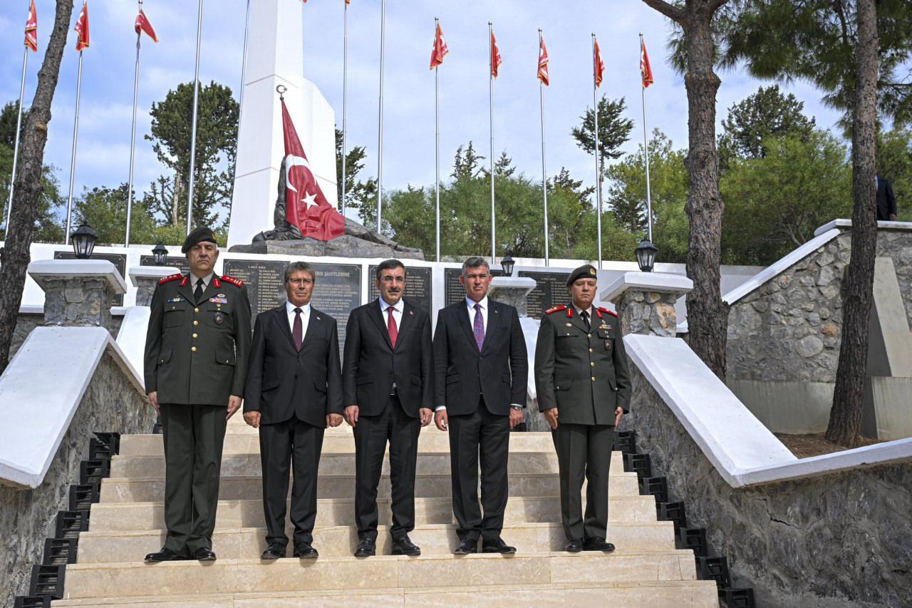 Cumhurbaşkanı Yardımcısı Yılmaz KKTC'de Boğaz Şehitliği'ni ziyaret etti
