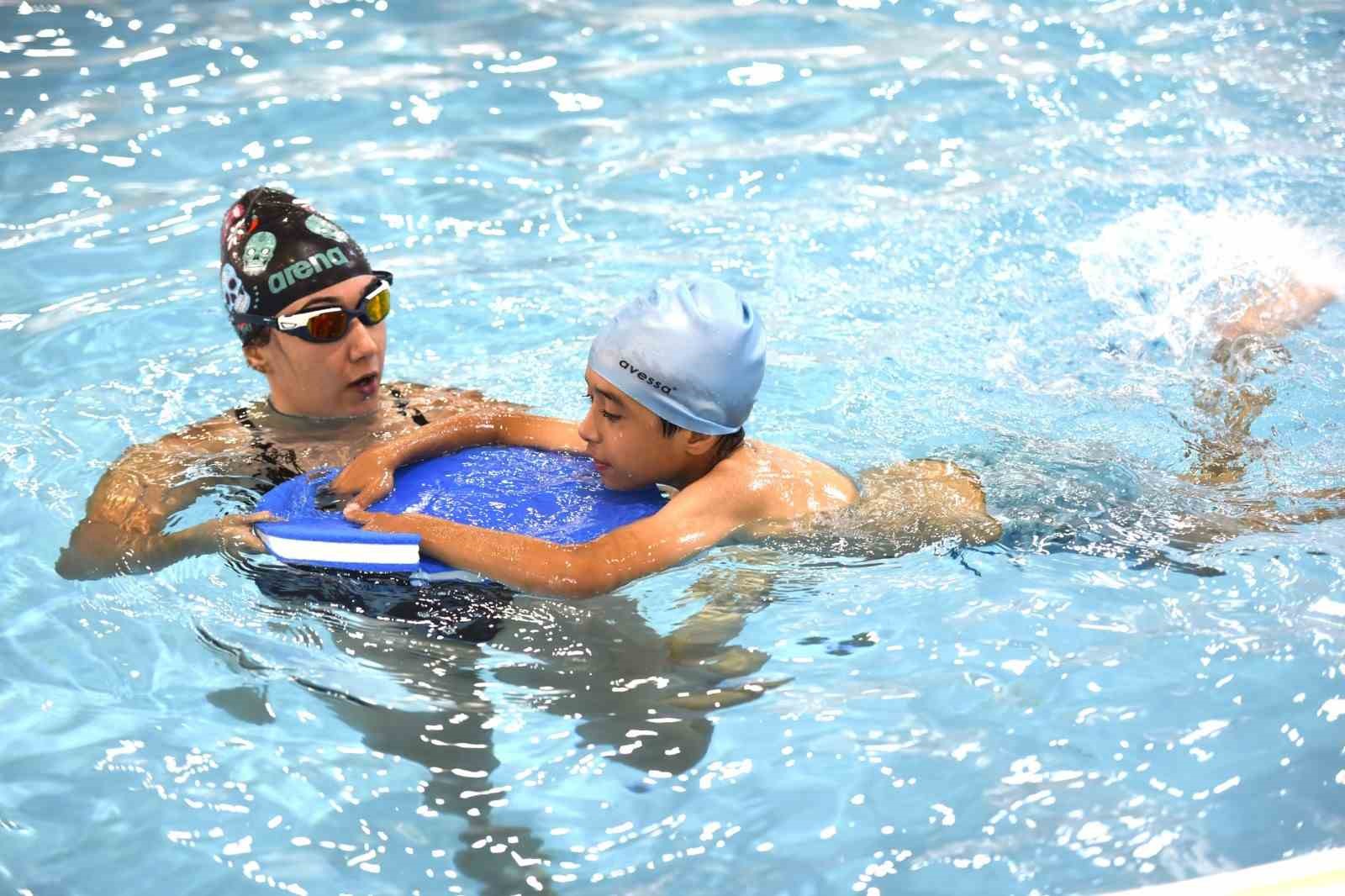 Yunusemre’de kış yüzme kursu başlıyor