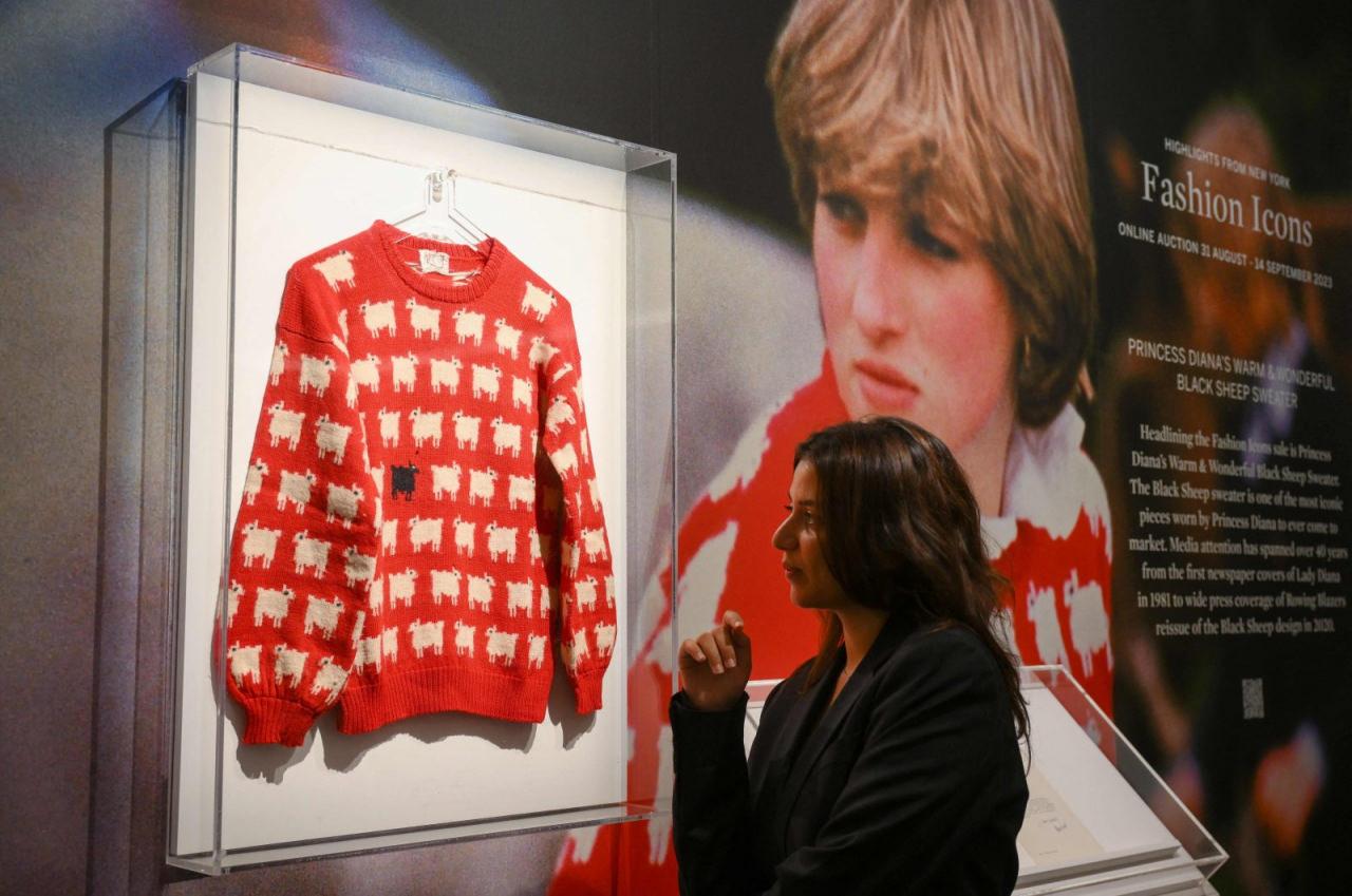 Prenses Diana'nın 'kara koyun' kazağı, 1 milyon dolardan fazlaya satıldı